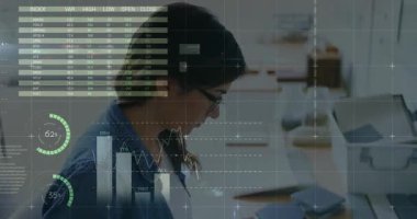 İstatistiksel veri işleme üzerine finansal veri işleme animasyonu. Küresel işletme finans ekonomisi ve teknoloji kavramı dijital olarak oluşturulmuş video.