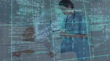 Kadın doktor ve kadın hasta üzerinde dijital arayüz animasyonu. Küresel tıp, teknoloji, veri işleme ve dijital arayüz kavramı dijital olarak oluşturulmuş video.