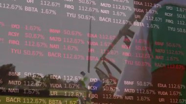 Erkek oyuncu su şişesini soğutucudan dolduruyor, susuz kalıyor ve futbol maçına geri dönüyor. Atletik, takım çalışması, açık hava, canlı, sportmenlik, dayanıklılık, aktif