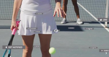 Tenisçi dışarıda top atıyor, pazarlama için hareket eden sosyal medya simgeleri yaratıyor. Spor, rekabet, spor, spor, spor, dijital pazarlama, sosyal medya, açık hava ortamı