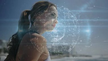 Terasta tek başına ufuk çizgisine bakan yalnız bir kadın ağ oluşturarak üç boyutlu dünya haritası çıkarıyor. Gelecekçi, yenilikçi, bağlantı, teknoloji, tefekkür, dijital, manzara