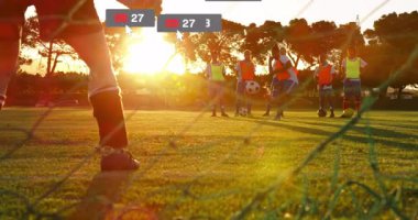 Futbolcu sahada serbest vuruş için geri çekiliyor ve sosyal medya ikonları yükseliyor. Atletizm, takım çalışması, açık hava, canlı, rekabetçi, fitness, eğlence amaçlı