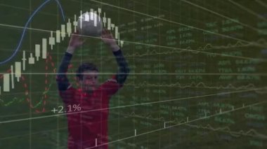 Futbolcu topu fırlatıyor ve sahada şamdan grafikleriyle piyasa trendlerini canlandırıyor. Sporcu, spor, eğitim, hareket, performans, çeviklik, görselleştirme