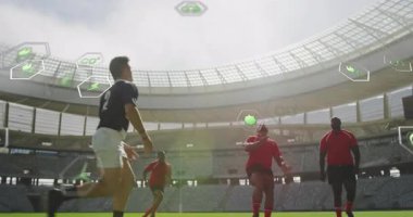 Dört kırmızı formalı sporcu rugby topunu yakalamak için koşuyor yüzen analitik simgelerle pençe oluşturuyorlar. Sporcular, takım çalışması, rekabet, spor, eylem, yoğunluk, dinamik