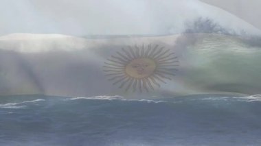 Denizde dalgalanan dalgalara karşı Arjantin bayrağı sallayan birleşik video. Ulusal turizm ve seyahat kavramı