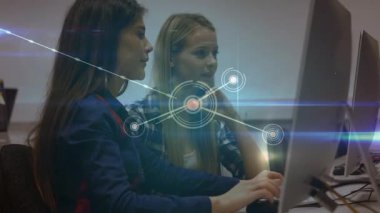 VR kulaklık takan iş adamlarıyla bağlantı ağının animasyonu. Okul öğrenim bağlantıları ve teknoloji konsepti dijital olarak oluşturulmuş video.