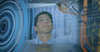 Depoda çalışan adamın veri işleme animasyonu. Küresel sağlık işi ve dijital arayüz konsepti dijital olarak oluşturulmuş video.