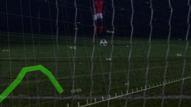 Spor verileri yeşil grafikle örtüşüyor. Değişken duruş sinyali veriyor ve erkek atlet tekmeliyor. Sporcu, analitik, performans, strateji, hareket, rekabet, teknoloji