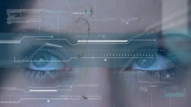 Beyaz bir kadının gözlerinin kapanmasına karşı insan vücudu modeli yürüme ve veri işleme. Biyometrik tarama teknolojisi kavramı
