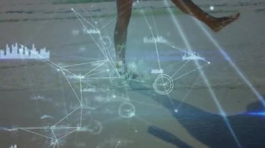 Dişi bacaklar suya adım atarken grafikler ayakların etrafında dönüp basınç dağılımını görselleştiriyor. Plaj, kıyı şeridi, dalgalar, holografik, veri, görselleştirme, yansıma