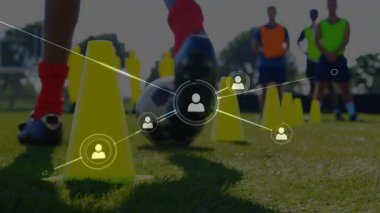 Çeşitli erkek futbolcuların bacakları üzerinden bağlantı ağının animasyonu. Spor, finans, iletişim ve teknoloji konsepti dijital olarak oluşturulmuş video.