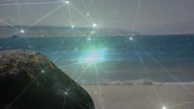 Işıldayan düğümler oluşmaya başlar. Titreşen ağlar oluşturur. Deniz kayaları üzerinde sürüklenir ve ağ bağlantısını gösterir. Fütürist, dijital, ağ, bağlantı, okyanussal, soyut, canlı
