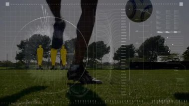 Futbolcu, spor analitiği güncellenirken mankenler arasında koşmaya ve top dokumaya başlıyor. Atletik, antrenman, fütüristik, spor, geliştirme, hareket, performans