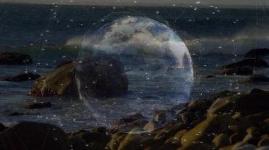 Alacakaranlıkta kayalık kıyılardan başlayarak holografik küre soluyor, dönüyor ve veri akışını değiştiriyor. Coğrafya, teknoloji, veri görselleştirme, dijital sanatçılık, yenilik, deniz, bağlantı