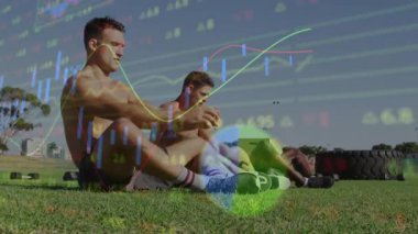 Üç adam traktör lastikleriyle mekik çekiyorlar ve borsa grafiği de formda görünüyor. Sporcular, işbirliği, güç, açık hava, sağlıklı, kararlılık, canlılık