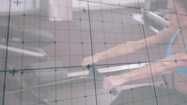 Tutuşunu ayarlayan ve kürek çekme işlemini başlatan bir kadın. Spor, kardiyo, antrenman, egzersiz, sağlık, güç, canlılık