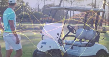 Golf arabasının şoför kapısını açmak, arkadaşlarının golf eldivenlerini kontrol etmek, bir sonraki deliğe doğru yuvarlanmak. Açık hava, boş zaman, eğlence, tatil, yaşam tarzı, atletik, canlı