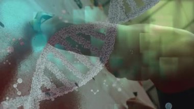 Kafkas erkek atlet üzerinde DNA ve moleküllerin animasyonu. İnsan anatomisi, bilim, spor ve eğitim konsepti dijital olarak oluşturulmuş video.