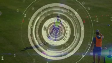 Çeşitli futbol oyuncuları üzerinde kapsam taraması ve ikili kodlama veri işleme animasyonu. küresel spor, rekabet ve veri işleme kavramı dijital olarak oluşturulmuş video.