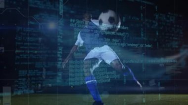 Futbol sahasındaki Afro-Amerikan futbolcu üzerinden veri işleme animasyonu. küresel spor, rekabet ve veri işleme kavramı dijital olarak oluşturulmuş video.