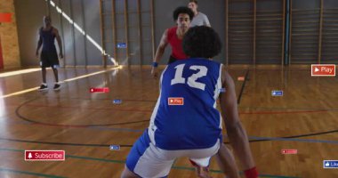 Basketbolcu 12 numara salya akıtma pası ile takım arkadaşı Play Aboneliğine sürüklenen ikonlar gibi. Atletik, takım çalışması, spor, eylem, rekabet, dinamik, dijital