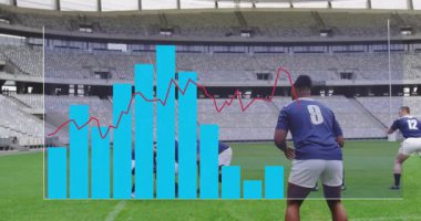 Ragbi atıcısı topu fırlatırken ölçümler güncelleniyor, kaldırıcılar 9 için atlama topunu kaldırıyor. Sporcular, takım çalışması, spor, yarışma, stadyum, strateji, enerji