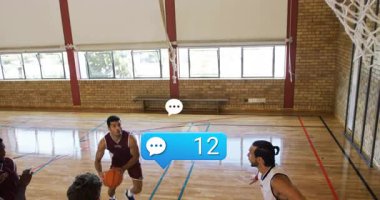 Spor analitiği sohbet baloncukları yükselirken ve smaç basarken kestane rengi oyuncu sahada potaya doğru akıyor. Atletik, rekabet, dinamik, takım çalışması, canlı, spor, yoğunluk