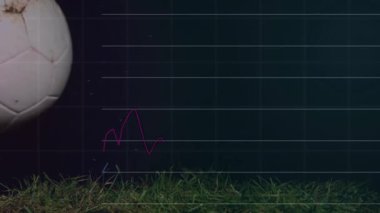 Futbol topu yuvarlanması grafikleri tetikliyor ve çubuklar yükseliyor, veri büyümesini gösteriyor. Analizler, veri görselleştirme, büyüme, ilerleme, iş, performans, teknoloji