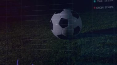 Çizelgeler ve veri metinleri performansı gösterirken, şebeke futbol topunun etrafında kayboluyor. Analizler, spor, teknoloji, görselleştirme, açık hava, fütüristik, dijital