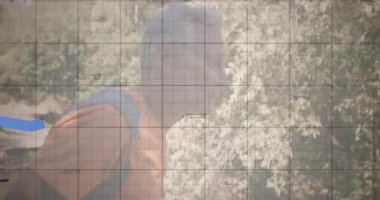 Şebeke yumurtlama teknolojisi çizelgeleri ve sayısal verileri kaplarken erkek çit boyunca koşuyor. Fitness, data görselleştirme, açık hava aktivitesi, sağlık izleme, dinamik animasyon, doğal ortam, analitik grafikler