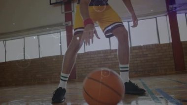 Spor antrenmanında top sektirme hareketli daireler çizerek top sektiren erkek basketbolcu. Sporcu, antrenman, dinamik, hareket, enerji, hassasiyet, eğitim