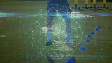 Erkek sporcu çeviklik matkabına başlıyor, konileri teknoloji küresiyle karıştırarak hız ölçümlerini gösteriyor. Sporcu, antrenman, performans, fitness, teknoloji, açık hava, spor giyim