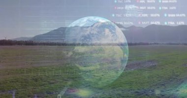 Dünya ve rüzgar türbinleri üzerinde ikili kodlama finansal veri işleme animasyonu. küresel çevre, sürdürülebilirlik ve finans kavramı dijital olarak oluşturulmuş video.