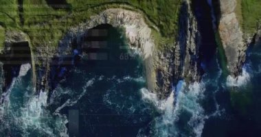 Finansal grafiklerin ve deniz ve kara üzerindeki verilerin animasyonu. küresel ekonomi, finans, sürdürülebilirlik ve doğa konsepti dijital olarak oluşturulmuş video.