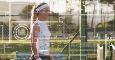 Spor, tenis oyuncularının top seçtikten sonra net 'te toplandığını ve maçın başlaması için raket sektirdiğini gösteriyor. Atletik, dostluk, açık hava, rahat, enerjik, takım çalışması, boş zaman