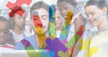 Muhtelif öğrencilerin bulmaca animasyonu. Küresel eğitim ve dijital arayüz kavramı dijital olarak oluşturulmuş video.