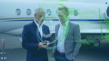 Kafkasyalı iş adamları ve uçaklar üzerinde kapsam ve veri işleme animasyonu. küresel iş, seyahat ve veri işleme kavramı dijital olarak oluşturulmuş video.