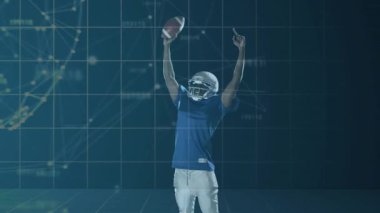 Dijital şebeke, erkek atleti etkinleştiriyor futbol simülasyonunu yükselterek iş gölgesi olarak izliyor. Yenilik, teknoloji, işbirliği, strateji, dijital, dinamik, başarı