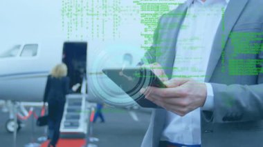 Tablet ve uçak kullanan beyaz iş adamının saat ve veri işleme animasyonu. küresel iş, seyahat ve veri işleme kavramı dijital olarak oluşturulmuş video.