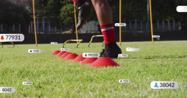 Erkek sporcu dengeyi test ediyor koni bir 'e basıyor ve konilerin üzerinden zıplıyor ve istatistikler yükseliyor. Atletizm, çeviklik, performans, eğitim, canlılık, hareket, spor