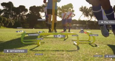 Öndeki oyuncu atlama için engele yaklaşıyor ve spor eğitimi için çoğalıyor. Atletizm, dayanıklılık, takım çalışması, açık hava, fitness, rekabetçi, dinamik