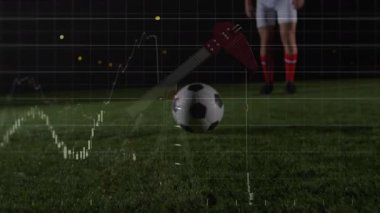 Futbolcu gece sahada topa tekme atarken, finansman eğilimleri gösteriyor. Atletik, dijital, dinamik, yenilik, spor giyim, gece vakti, analiz