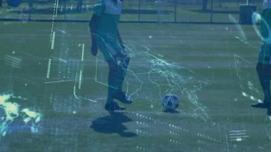 Futbolcu güneş ışığında top sürüyor. Analizleri etkinleştiriyor ve dünya haritası veri panelleri soluyor. Sporcu, teknoloji, fütüristik, eğitim, veri görselleştirme, rekabet, takım çalışması