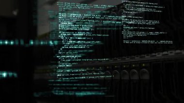 Arka plandaki bilgisayar sunucusu üzerinden bilgisayar veri işleme animasyonu. küresel hesaplama ve veri işleme kavramı dijital olarak oluşturulmuş video.