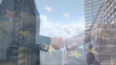 Şehir manzarası üzerinde akıllı telefon kullanan bir adamın animasyonu. Küresel iş bağlantıları ve dijital arayüz konsepti dijital olarak oluşturulmuş video.