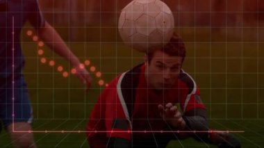 Genç oyuncu topa vuruyor. Yörünge kaplama kalecisi sporda topu yakalamak için dalıyor. Eylem, spor, görselleştirme, beklenti, çeviklik, rekabet, dijital