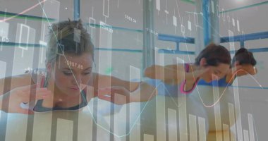 Spor salonundaki yoga minderlerinin üzerinde elinde tahta kaldıracı olan üç kadın ve veri tabloları. Macera, motivasyon, sağlık, takım çalışması, modern, güç, sağlık