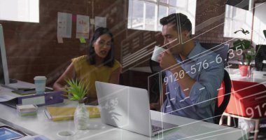 Ofisteki iş arkadaşları laptoptan verileri sulu ve ciltlerle izliyorlar. İşbirliği, yenilik, üretkenlik, modern, kentsel, profesyonel, takım çalışması