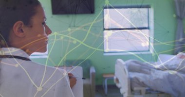 Steteskopla pano ve kalem tutarken hastane odasında monitörle klinisyen yatağı kontrol ederken. Tıbbi, sağlık, klinik, hasta bakımı, hastane ortamı, doktor-doktor, denetim