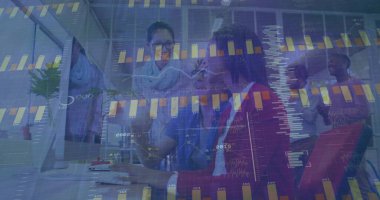 Finansal verileri analiz eden ekip, ofisteki meslektaşlarıyla monitöre bakan kırmızı ceketli adam. İşbirliği, takım çalışması, veri analizi, iş dünyası, modernizm, analitikler, profesyonellik